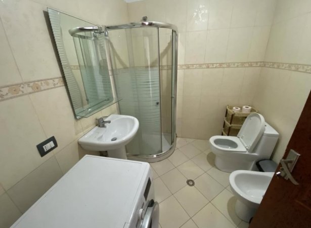 Tirane, jepet me qera apartament 3+1+Ballkon Kati 6, 150 m² 500 € (Rruga Ura)