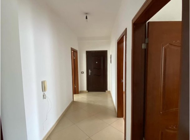 Tirane, jepet me qera apartament 3+1+Ballkon Kati 6, 150 m² 500 € (Rruga Ura)