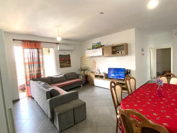 Tirane, jepet me qera apartament 2+1+Ballkon Kati 4, 110 m² 400 € (Kompleksi Tom Doshit)