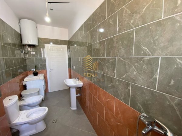 Tirane, jepet me qera apartament 2+1+Ballkon Kati 4, 110 m² 400 € (Kompleksi Tom Doshit)