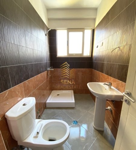 Tirane, jepet me qera apartament 2+1+Ballkon Kati 4, 110 m² 400 € (Kompleksi Tom Doshit)