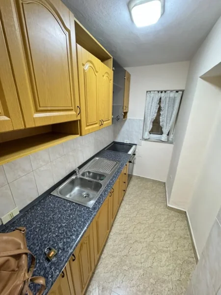 Tirane, jepet me qera apartament 1+1 Kati 1, 65 m² 500 € (Tregu cam pran Qendres)