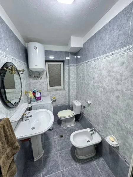 Tirane, jepet me qera apartament 1+1 Kati 1, 65 m² 500 € (Tregu cam pran Qendres)