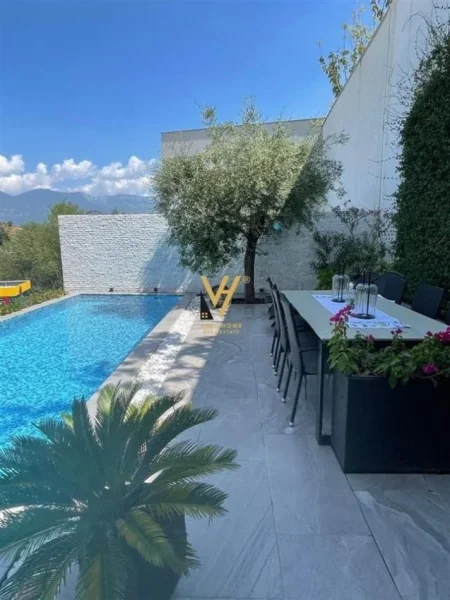 Tirane, jepet me qera Vile 3+1+Ballkon Kati 0, 190 m² 2.500 € (KODRA E DIELLIT)