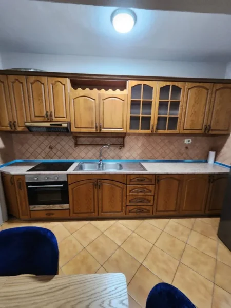 Tirane, jepet me qera Vile 2+1 Kati 2, 90 m² 550 € (JEPET ME QERA SUPER HYRJA 2+1 PERBALLE DELIORGJIT)