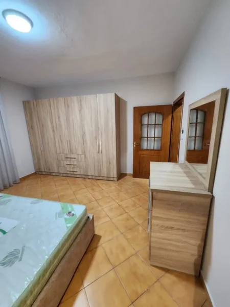 Tirane, jepet me qera Vile 2+1 Kati 2, 90 m² 550 € (JEPET ME QERA SUPER HYRJA 2+1 PERBALLE DELIORGJIT)