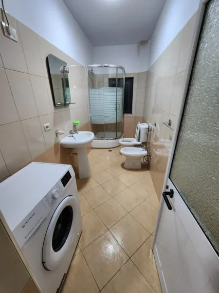 Tirane, jepet me qera Vile 2+1 Kati 2, 90 m² 550 € (JEPET ME QERA SUPER HYRJA 2+1 PERBALLE DELIORGJIT)