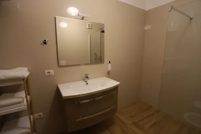Tirane, jepet me qera apartament 1+1+Ballkon Kati 7, 70 m² 600 € (Rruga Muhamet Gjollesha)