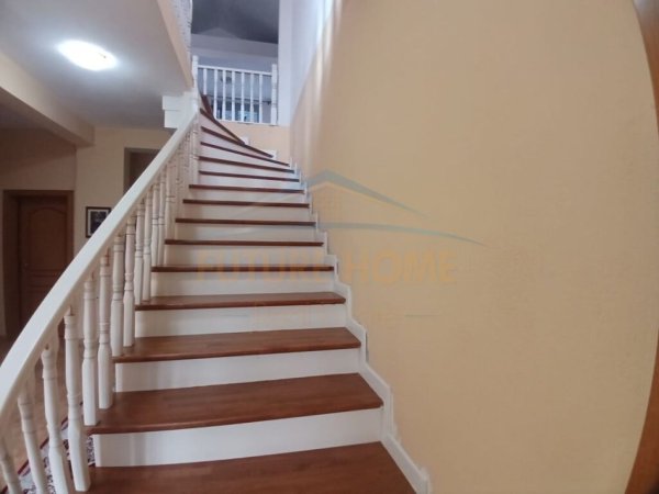 Durres, jepet me qera shtepi , 256 m² 2.000 € (Shkozet, Durres)