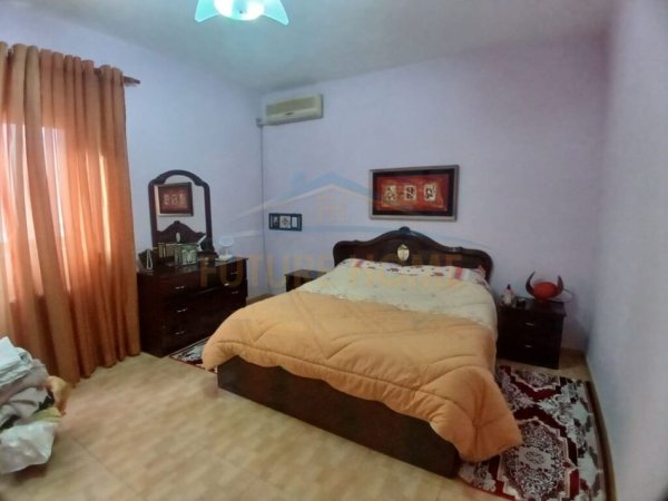 Durres, jepet me qera shtepi , 256 m² 2.000 € (Shkozet, Durres)