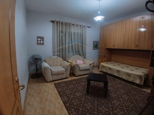 Durres, jepet me qera shtepi , 256 m² 2.000 € (Shkozet, Durres)