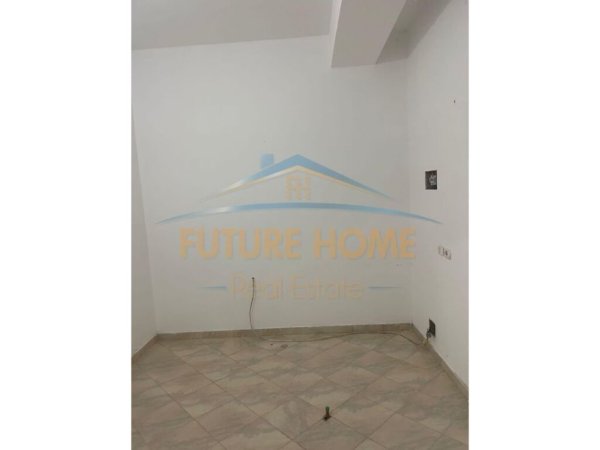 Hekurudha, jepet me qera ambjent biznesi Kati 0, 50 m² 400 € (Plazh)