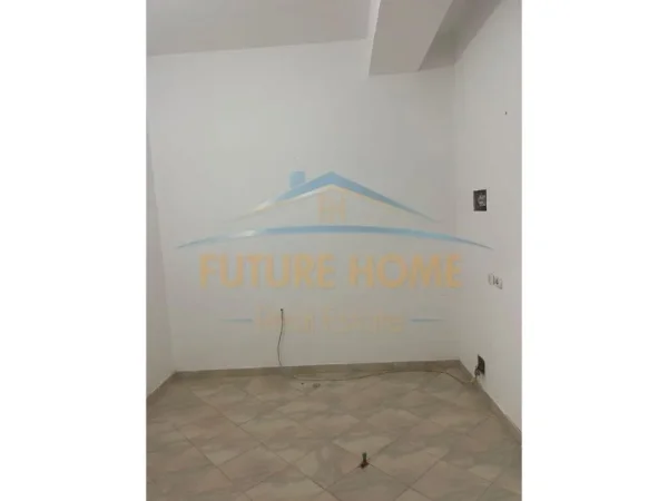 Hekurudha, jepet me qera ambjent biznesi Kati 0, 50 m² 400 € (Plazh)