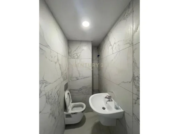 Tirane, jap me qera ambjent biznesi , 53 m² 450 € (Laprakë)