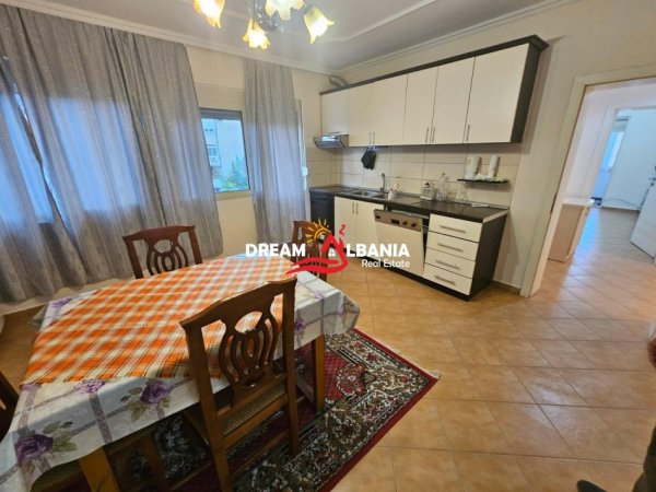 Tirane, jepet me qera apartament 2+1 , 130 m² 600 € 