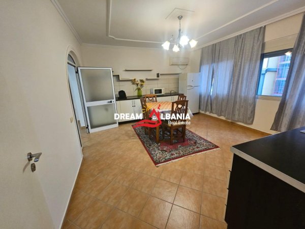 Tirane, jepet me qera apartament 2+1 , 130 m² 600 € 