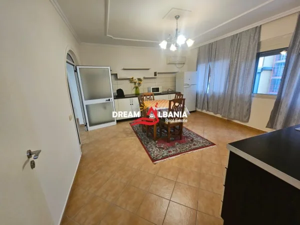 Tirane, jepet me qera apartament 2+1 , 130 m² 600 € 