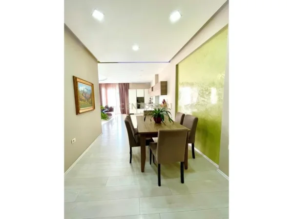 Tirane, jepet me qera apartament 3+1+Aneks+Ballkon Kati 4, 175 m² 1.300 € (Neom114500)
