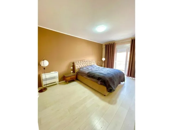 Tirane, jepet me qera apartament 3+1+Aneks+Ballkon Kati 4, 175 m² 1.300 € (Neom114500)