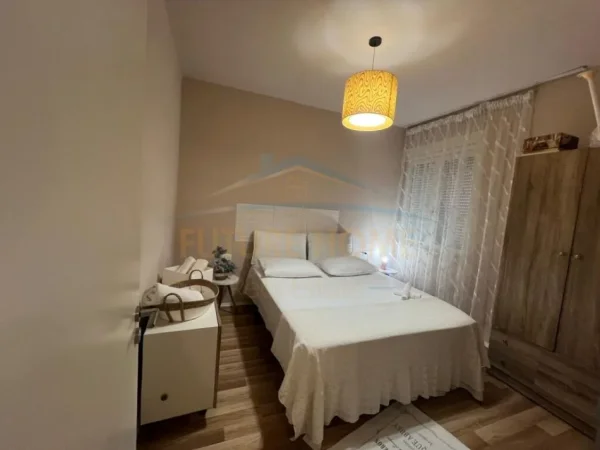 Shkembi i Kavajes, jepet me qera apartament 1+1 Kati 1, 46 m² 400 €