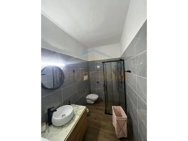Shkembi i Kavajes, jepet me qera apartament 1+1 Kati 1, 46 m² 400 €