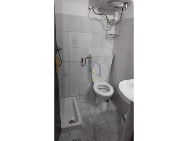 Tirane, jepet me qera 2+1+Ballkon Kati 2, 70 m² 400 € ("4 Deshmoret")