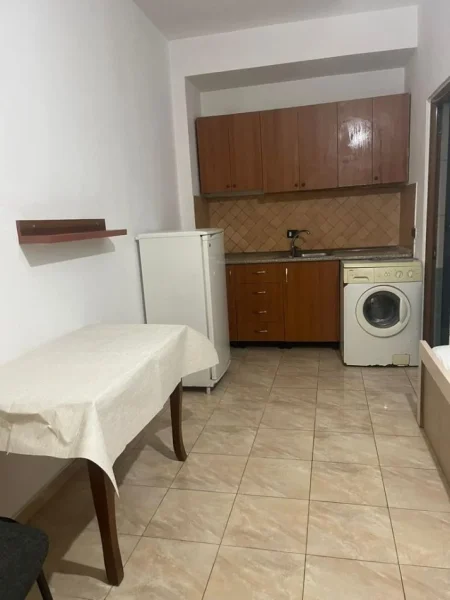 Durres, Jepet me qera Garsoniere+Parkim Kati 2, 18.000 Leke (Afer Tregut industrial)