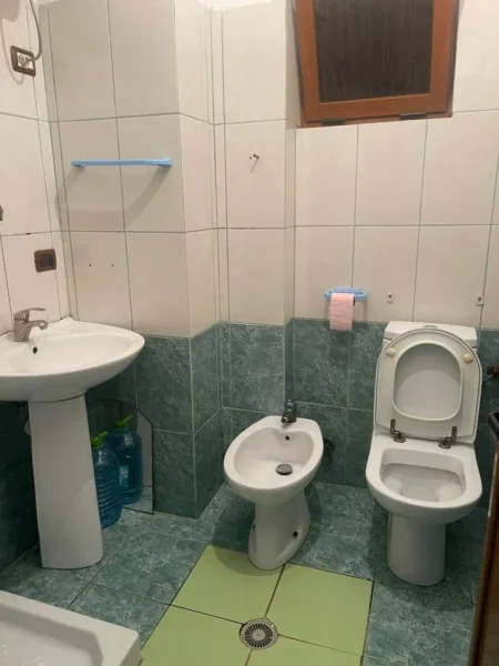 Durres, Jepet me qera Garsoniere+Parkim Kati 2, 18.000 Leke (Afer Tregut industrial)