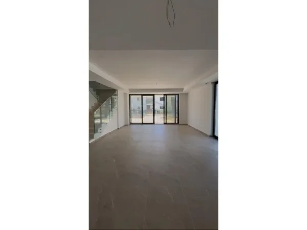 GJIRI I LALEZIT, shitet Vile 2 Katshe Kati 0, 617 m² 980.000 € (Kompleksi San Pietro)