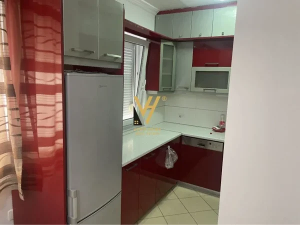 Tirane, jepet me qera apartament 2+1+Ballkon Kati 5, 114 m² 450 € (RRUGA E DIBRES)