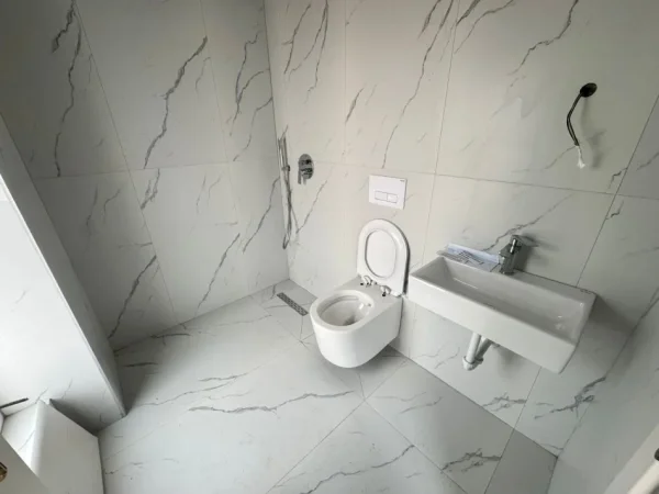 Tirane, jepet me qera garsonier 1+1 Kati 4, 45 m² 300 € (Ali Demi Rezidenca Kaimi)