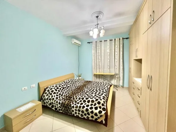Tirane, jepet me qera apartament 1+1+Ballkon Kati 5, 75 m² 550 € (Kodra e Diellit)