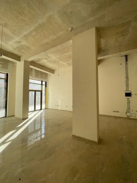 Tirane, jepet me qera ambjent biznesi Kati 0, 87 m² 1.000 € (Green City, Astir)