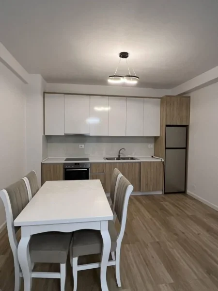 Tirane, jepet me qera apartament 2+1+Aneks+Ballkon Kati 3, 500 € (astir)