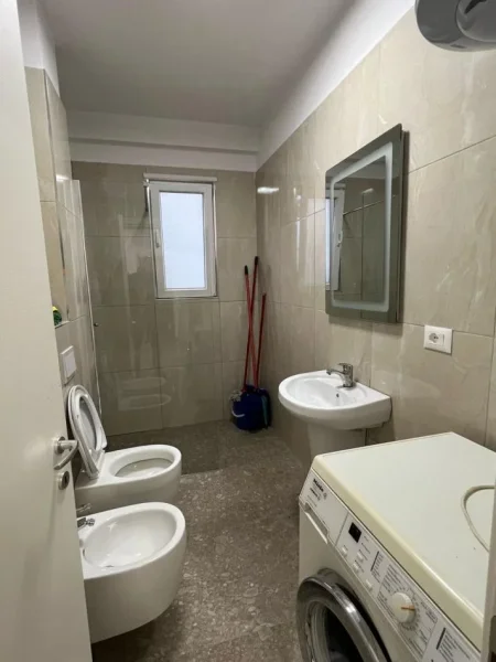 Tirane, jepet me qera apartament 2+1+Aneks+Ballkon Kati 3, 500 € (astir)