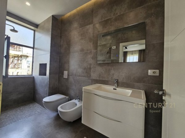 Tirane, jepet me qera apartament 2+1+Ballkon Kati 3, 95 m² 890 € (Liqeni i Thate)
