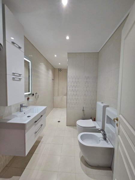 Tirane, jepet me qera apartament 3+1+Aneks Kati 1, 120 m² 1.800 € (ambassador 1)