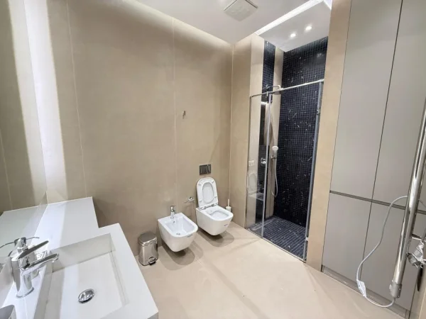 Tirane, jepet me qera apartament 1+1+Ballkon Kati 4, 70 m² 900 € (rruga e kavajes)