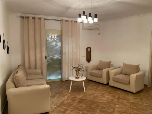 Tirane, jepet me qera apartament 1+1 Kati 3, 65 m² 35,000 leke (Prane Spar Market, Fresk.)