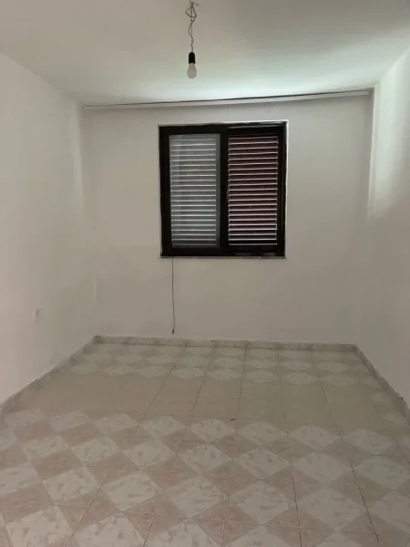 Tirane, jepet me qera apartament 2+1+Aneks+Ballkon Kati 4, 80 m² 350 € (fusha e aviacionit)