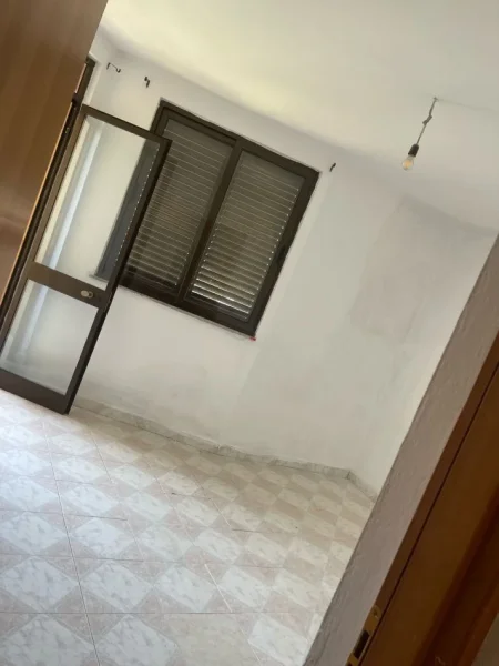 Tirane, jepet me qera apartament 2+1+Aneks+Ballkon Kati 4, 80 m² 350 € (fusha e aviacionit)