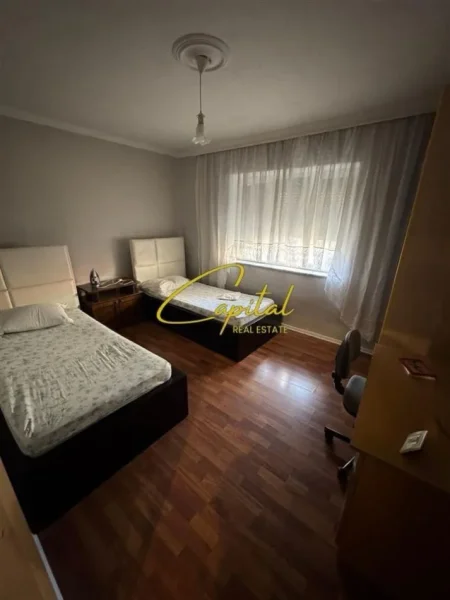 Tirane, jepet me qera apartament 2+1 Kati 1, 80 m² 600 € (PAZARI I RI)