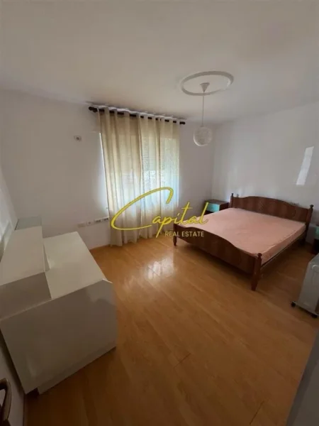 Tirane, jepet me qera apartament 2+1 Kati 1, 80 m² 600 € (PAZARI I RI)