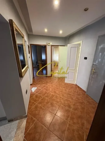 Tirane, jepet me qera apartament 2+1 Kati 1, 80 m² 600 € (PAZARI I RI)