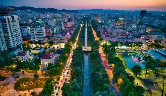 Tirane, jepet me qera dyqan Kati 0, 230 m² 5.500 € (Qender)