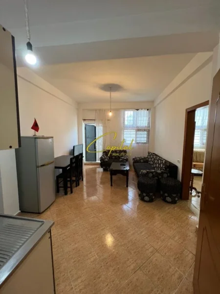 Tirane, jepet me qera apartament 1+1 Kati 1, 71 m² 400 € (XHAMLLIKU)