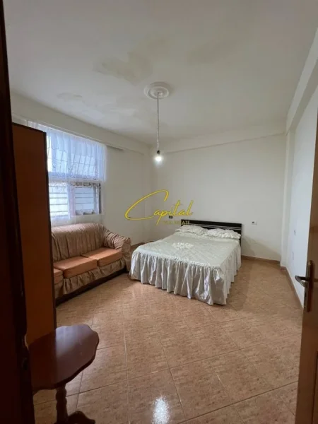 Tirane, jepet me qera apartament 1+1 Kati 1, 71 m² 400 € (XHAMLLIKU)