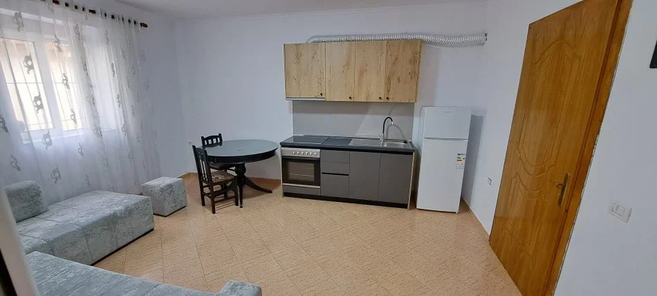 Tirane, jepet me qera apartament 1+1 Kati 1, 65 m² 400 € (rruga e Dibres perballe Spitali Nene Tereza)