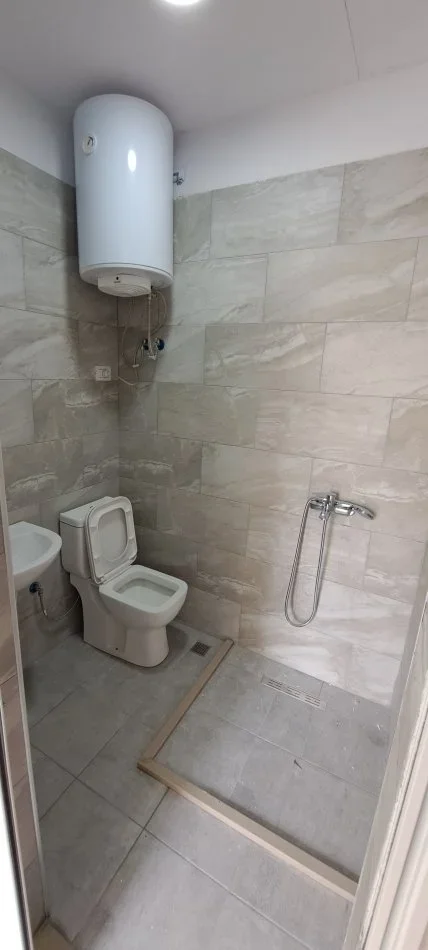 Tirane, jepet me qera apartament 1+1 Kati 1, 65 m² 400 € (rruga e Dibres perballe Spitali Nene Tereza)