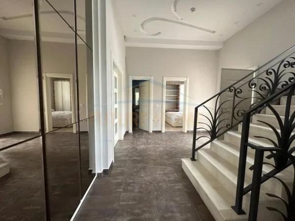 Tirane, jepet me qera Vile 2 Katshe Kati 0, 400 m² 5.000 € (Rolling HillS, Teguu)